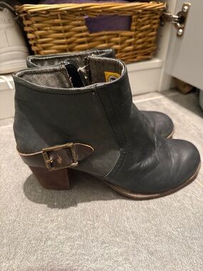 CAT Caterpillar Annette Black Booties sz 9.5